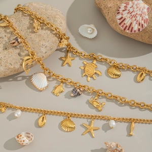 Collane in acciaio al titanio placcato oro 18K con perle e ciondoli marini