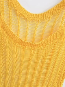 Detailansicht eines gelben Strickkleids mit Häkel-Hohlmuster und Netzstruktur