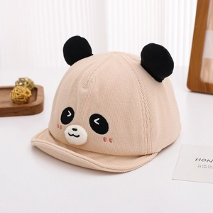 Détail du bonnet pour bébé en velours côtelé avec oreilles panda 3D brodées