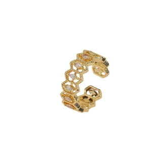 Goldener Wabenring mit marquise-rosa Zirkonia und Perlenrand auf weißem Hintergrund