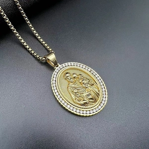 Collier avec pendentif Jésus doré et bordure en zircone sur fond texturé gris