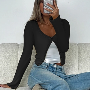 Dettaglio del cardigan in maglia nera a maniche lunghe con design corto e aderente