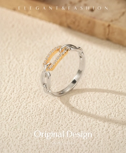 Vue macro d'une bague en argent S925 avec boucle dorée et pavé de zircons brillants