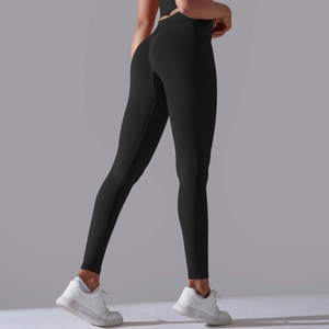 Detailopname van de naadloze zwarte yoga-legging met hoge taille en corrigerende stiksels