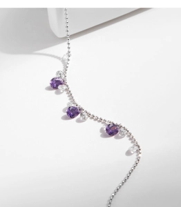 Dettaglio bracciale in argento S925 con cuori in cristallo viola e zirconi luminosi