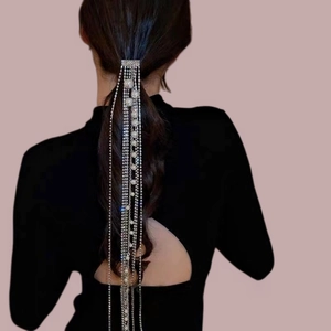 Accessoire cheveux à pampilles en strass et perles blanches sur chaîne en métal argenté