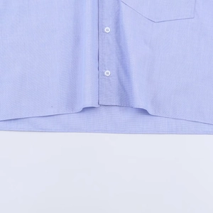 Camicia alla moda azzurra con fiocco, trama del tessuto nitida e bottoni tondi bianchi