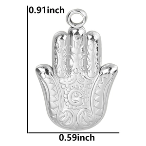 Vue macro du pendentif Main de Fatma en acier inoxydable avec dimensions 0,91 par 0,59 pouce