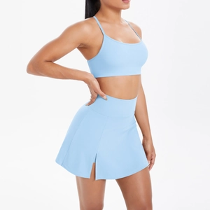 Ensemble de yoga bleu clair avec soutien-gorge de sport et jupe de tennis taille haute