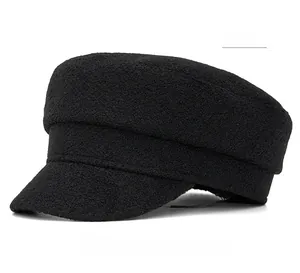 Détail de la casquette gavroche noire en cachemire montrant la texture de la laine