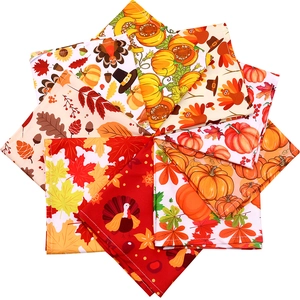 Détail de bandanas pour chiens avec motifs de Thanksgiving : citrouilles et érables