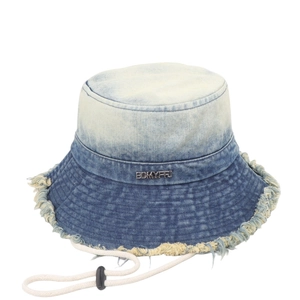 Chapeau bob en jean dégradé avec bords effilochés, plaque métallique et cordon coupe-vent