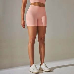 Détail du short de yoga rose à taille haute sans couture avec tissu à texture côtelée