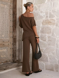 Ensemble deux pièces avec haut en maille à épaules dénudées et pantalon large marron café