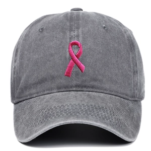 Détail de la broderie ruban rose sur casquette de baseball en coton délavé gris