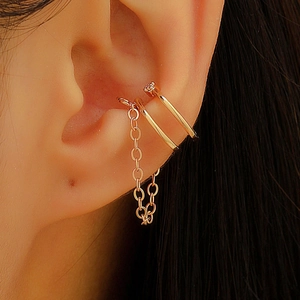 Minimalistischer Gold-Ohrmanschette mit Kette und Quaste für Damen ohne Ohrloch
