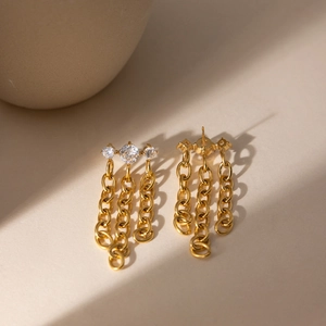 Macro d'oreilles à pompons en or 18K avec trois oxydes de zirconium et franges de chaîne