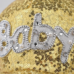 Casquette en maille tendance avec paillettes dorées et inscription Baby en strass