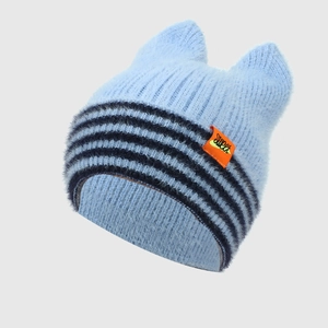 Détail du bonnet en maille bleu clair avec oreilles de chat et rayures bleu marine