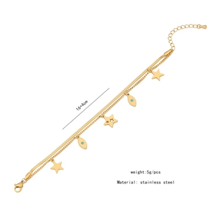 Détail d'un bracelet en acier inoxydable doré avec pendentifs étoile et mauvais œil