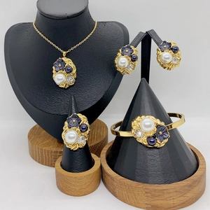 Set gioielli dorati con fiori viola, perle bianche, collana, orecchini, anello e bracciale
