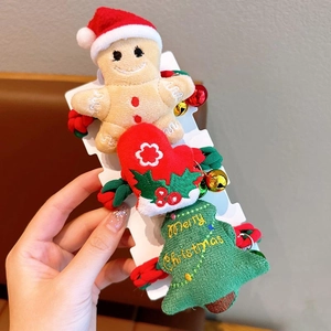 Gros plan d'élastiques de Noël en peluche avec broderies de pain d'épices et sapin
