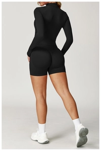 Rückansicht von engem schwarzem Langarm-Yogashirt und Push-up-Sportshorts für Damen