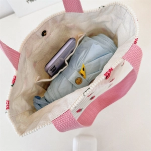 Détail de l'intérieur du sac en velours côtelé avec poches et fermoir magnétique