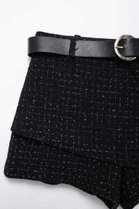 Détail du short en tweed noir avec ceinture en cuir et boucle dorée pour femme