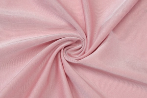 Vista dettagliata della trama in raso rosa e dell'elegante effetto drappeggiato a pieghe