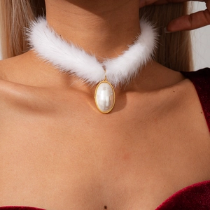 Gros plan du choker en fausse fourrure blanche avec pendentif perle ovale dorée