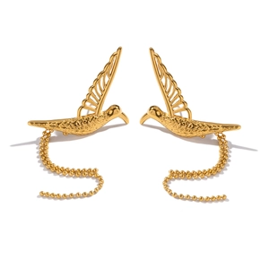Boucles d'oreilles colibri minimalistes en acier inoxydable doré sur fond blanc