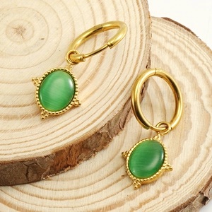 Elegante 18K vergoldete Edelstahl-Ohrringe mit ovalen grünen Opal-Anhängern auf Holz