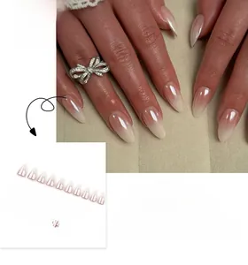 Dettaglio di unghie finte a mandorla sfumate rosa nude perlato con set da 24 pezzi inclusi