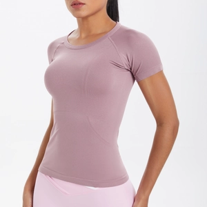 Dettaglio del tessuto traspirante senza cuciture con fori di ventilazione sulla maglia