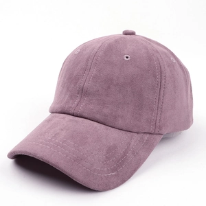 Détail du tissu en daim gris-violet de la casquette de baseball à visière courbée