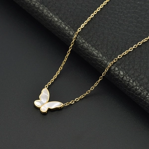 Collier papillon doré minimaliste avec nacre sur fond en cuir noir élégant