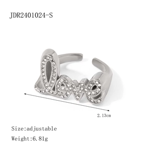 Detailansicht eines silbernen Love-Rings mit Kristallen und verstellbarer Bandgröße