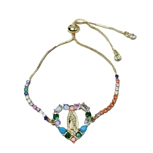 Goldenes Herz-Armband mit Jungfrau Guadalupe und bunten Zirkonia auf weißem Grund