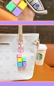 Macaron mechanische Tastatur Tastenkappe Fidget Schlüsselanhänger an weißer Tasche