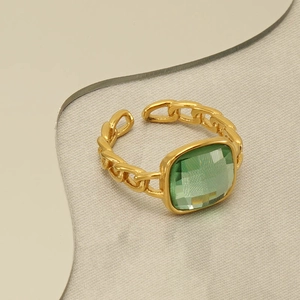 Detailaufnahme des verstellbaren 18k Gold-Kettenrings mit einem quadratischen grünen Edelstein