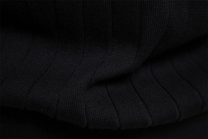 Vista macro della texture in maglia a coste verticali nera sul cardigan da uomo a collo a V