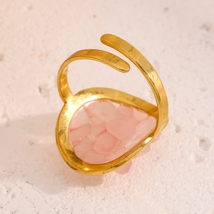 Vista macro dettagliata dell'anello placcato oro 18K con pietre rosa su base di pietra