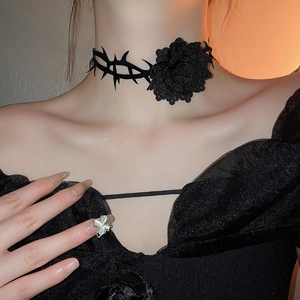 Detailansicht von Gothic-Halsband mit Rose und silbernem Schmetterlingsring