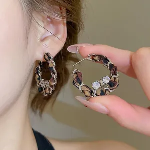 Boucles d'oreilles créoles tressées léopard avec chaîne argentée et zircons