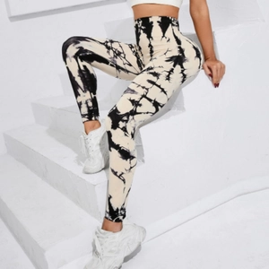 Pantalon de yoga sans couture tie-dye à taille haute avec effet push-up sur modèle