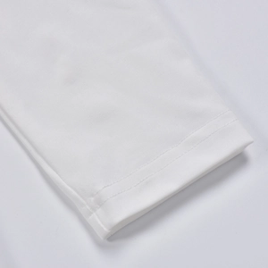Detailansicht der weißen Strickkleid-Manschette mit hochwertiger Doppelnaht-Verarbeitung