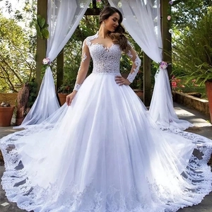 Robe De Mariée Élégante En Dentelle À Manches Longues Avec Col En V Profond Et Grande Traîne Robe De Bal