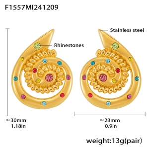 Macro detail of gold spiral earrings with rhinestones, size 30mm and weight 13g