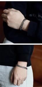 Vue détaillée d'un bracelet gourmette poli en argent pour homme au poignet